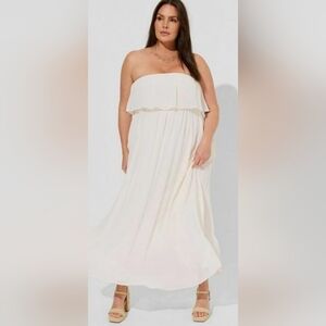 💐✨️Torrid Strapless White Chiffon Maxi Dress